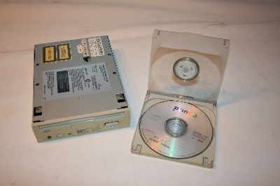 Unidad de CD y la caja donde se introducían los discos